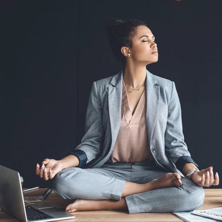 Mujer meditando